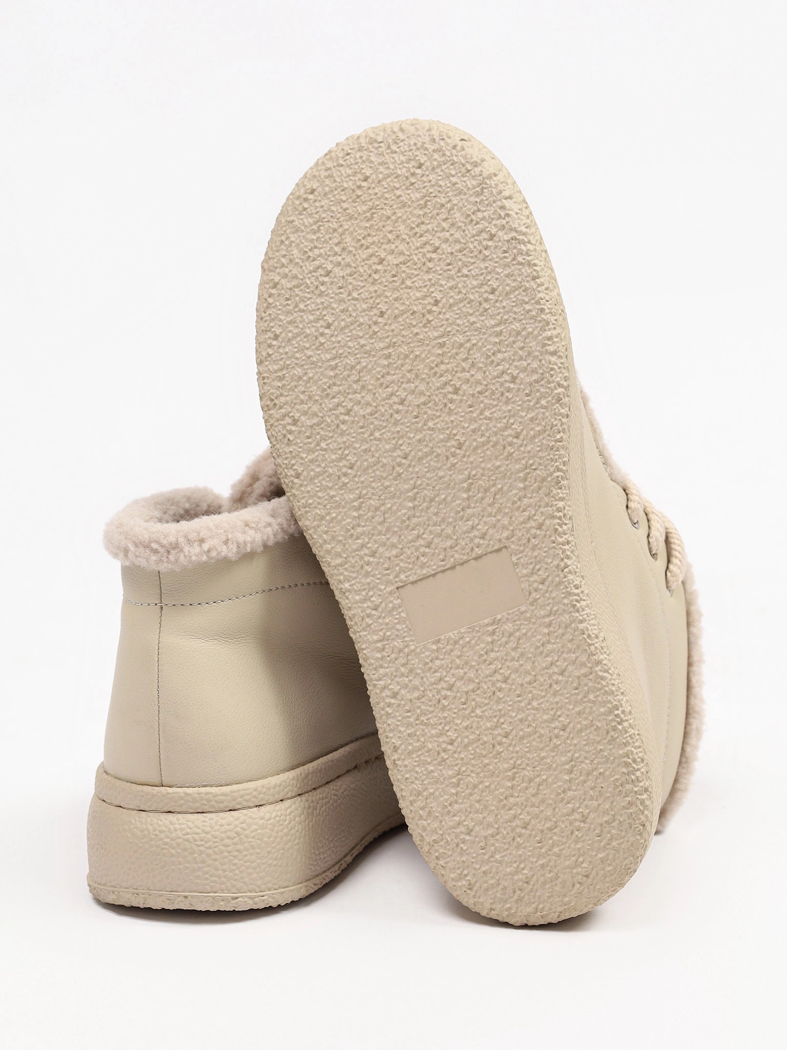 Ботинки комбинированные бежевого цвета на средней платформе